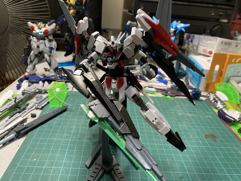 単純にAGE-2ダブルバレットとダークハウンドを武装以外ほぼニコイチした感じの機体です