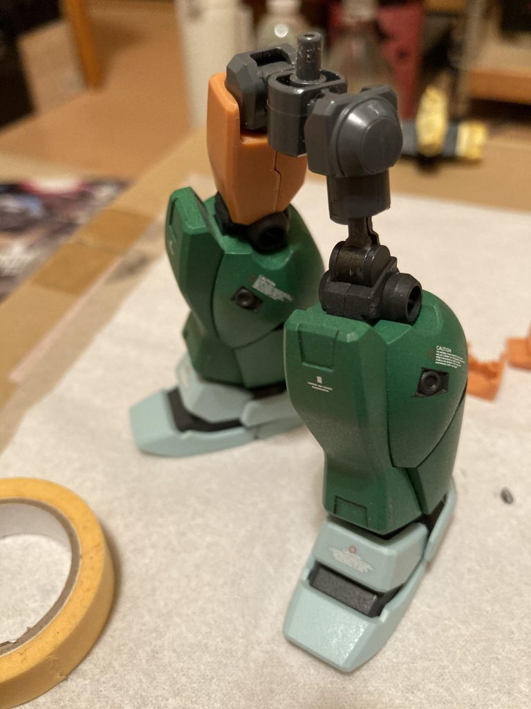 元々は太もものパーツを留めるピンがあるのですが、切り飛ばし、装甲を被せるような感じにします。切り飛ばした後は、受けに入るようヤスって軸を細くする必要があります。