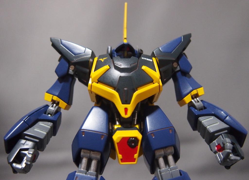 本体正面のあおり図。関節の一部のシルバーや、その他ディテールを、説明書以上に細かく塗り分けました。