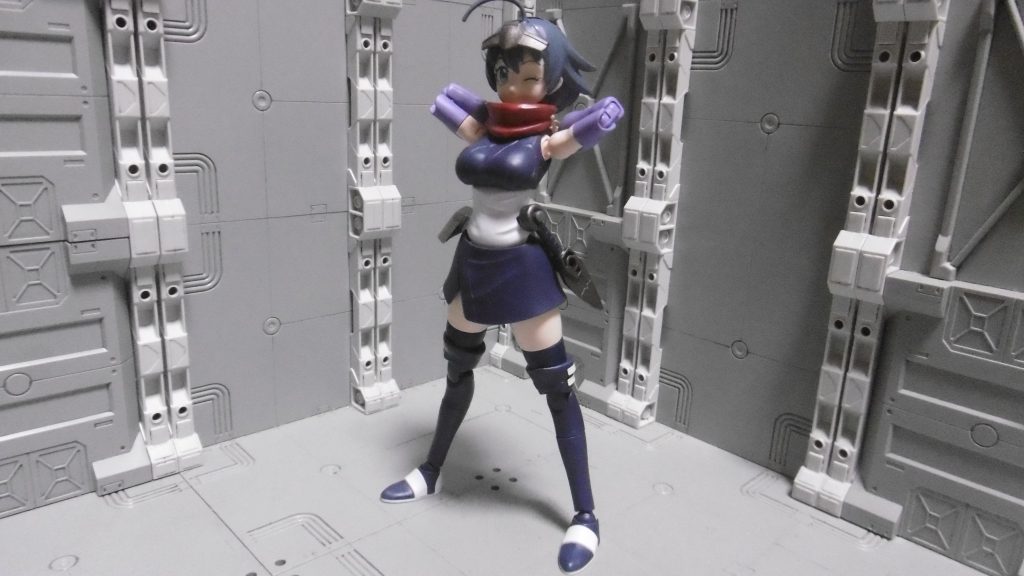 頭部はダイバーナミのを使い、左腰のポーチをクナイホルダーに変更しました。ホールドは「HGBC ボールデンアームアームズ」の最小径ボールジョイントパーツが一致し、3mm軸にクナイを通しています。クナイの着脱は出来ますが、かなり窮屈(ラジオペンチを使わないと外せない程)なので、持たせるなら付属のもう1本がお勧めです。逆に言えば、両手持ちさせたいなら変更しない方が良好。