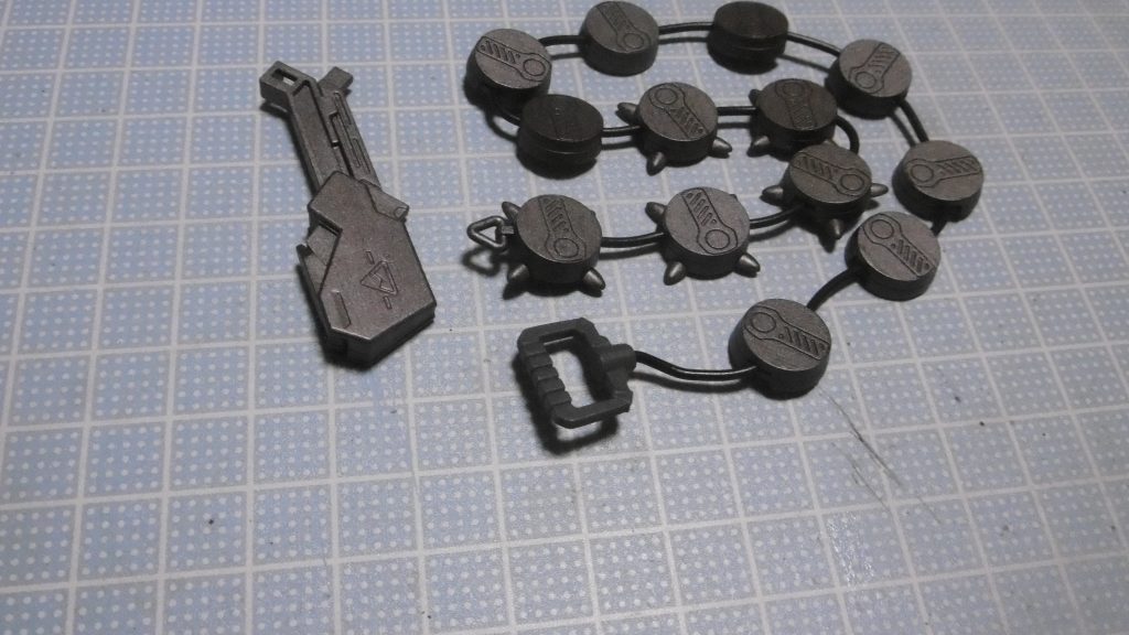 変形メイスもチェーンマインも144倍するとアレですが、ダイバールックであれば等身に合わせたサイズになると思われますので、そんなに大型化しないはず。そう仮定した上で史実の「隠蓑の術」を応用します。読みはそのままカクレミノですが、現代的な隠れ蓑の術とは全く違います。光学迷彩マントでも背景同化の壁紙でもありません。「隠蓑の術」とは、敵地に顔見知りが多く、他の方法では侵入し難い時の極秘な謀計であり、先述の「くノ一」と相図して行います。簡単に言えば、二重底の荷物に紛れて人を潜入させる術。くノ一が奥方の従者であれば「宿に預けていた荷物を取り寄せたい」と進言。誰も彼女が忍者とは疑う事も無く、奥方の命であれば尚更信じきるでしょう。事前に門番にはその旨を伝えておき、上は衣装でも重くなるので二人で運びます。女性の荷物だから検査も甘いのが特徴。以上の術を使えば、どんなに厳しい城でも潜入できるそうです。人を潜入させる術であるなら、人間よりも小さく軽い(であろう)道具の持ち込みは容易なのではないでしょうか?変形メイスなら折り畳み、チェーンマインなら画像のようにまとめたり束にしたり、リード線から分離するなどして必要数を仕込めば、同じように持ち込めるかもしれません。ただし、ガンダム世界観のようなSFだと赤外線チェック等でバレると思われるので、時代相応の忍術でしょうね。現代式でも空港の金属探知や税関みたいに厳重なら即バレます。