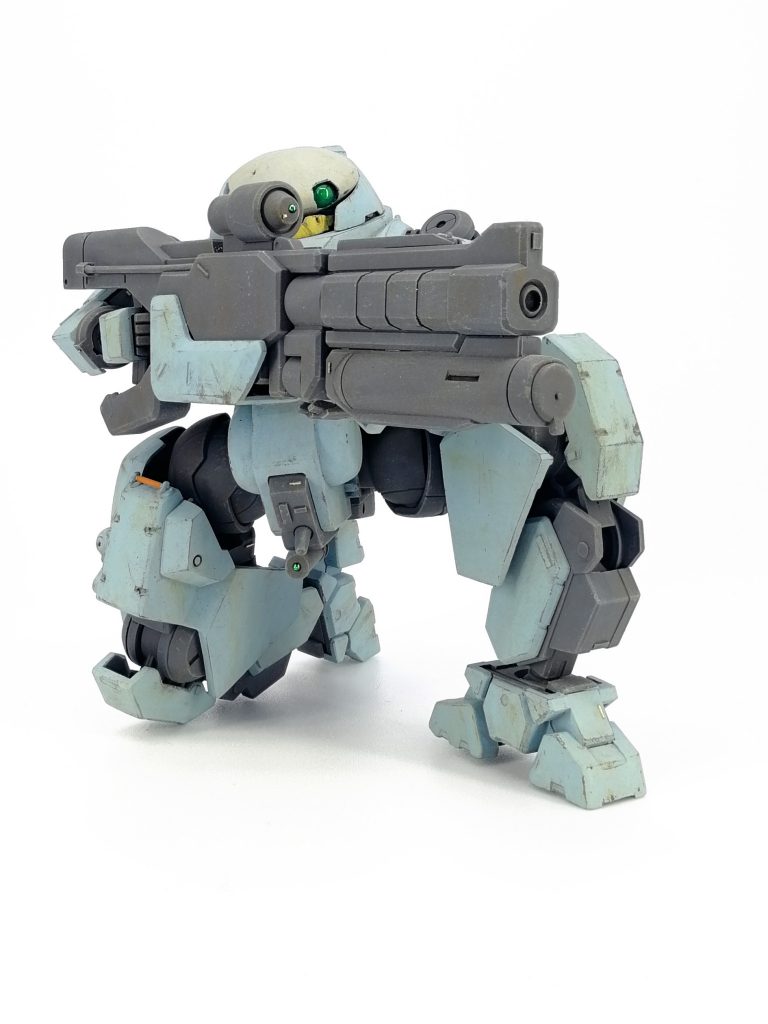 ライフルはグリモアレッドベレー用の物をベースに再構成。持ち手周りの後半部は鉄血オプションセット5のロングライフルとモビルワーカーの脚。青いカバー部分はダハックのバックパックを1.5ｍｍ幅増ししてライフルに合わせた物。弾倉カバーをイメージ。スコープは大きいレンズだと不自然に感じたので突起を埋めて複合センサーをイメージした形に変更しました。