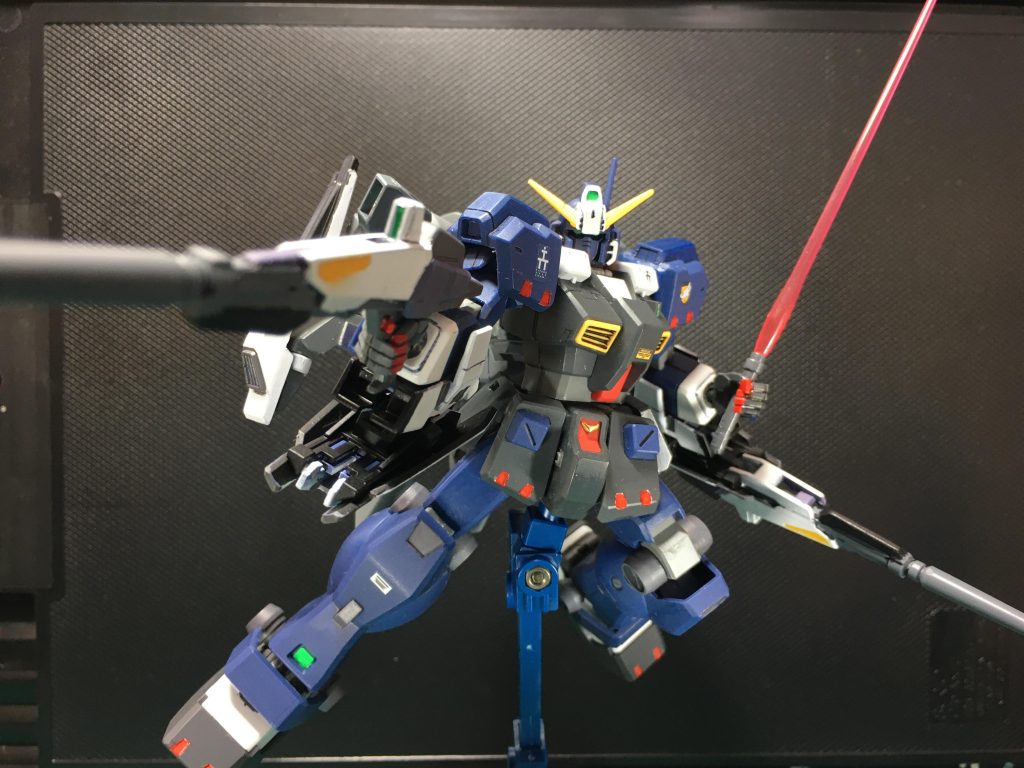 　というわけでまずはヘイズル2号機と合体した、ガンダムTR-1 [ヘイズル2号機・ディフェンサー]。大型のライフルは迫力がありますね。　ガントレットの接続軸は可動部が緩みやすいのが難点です…