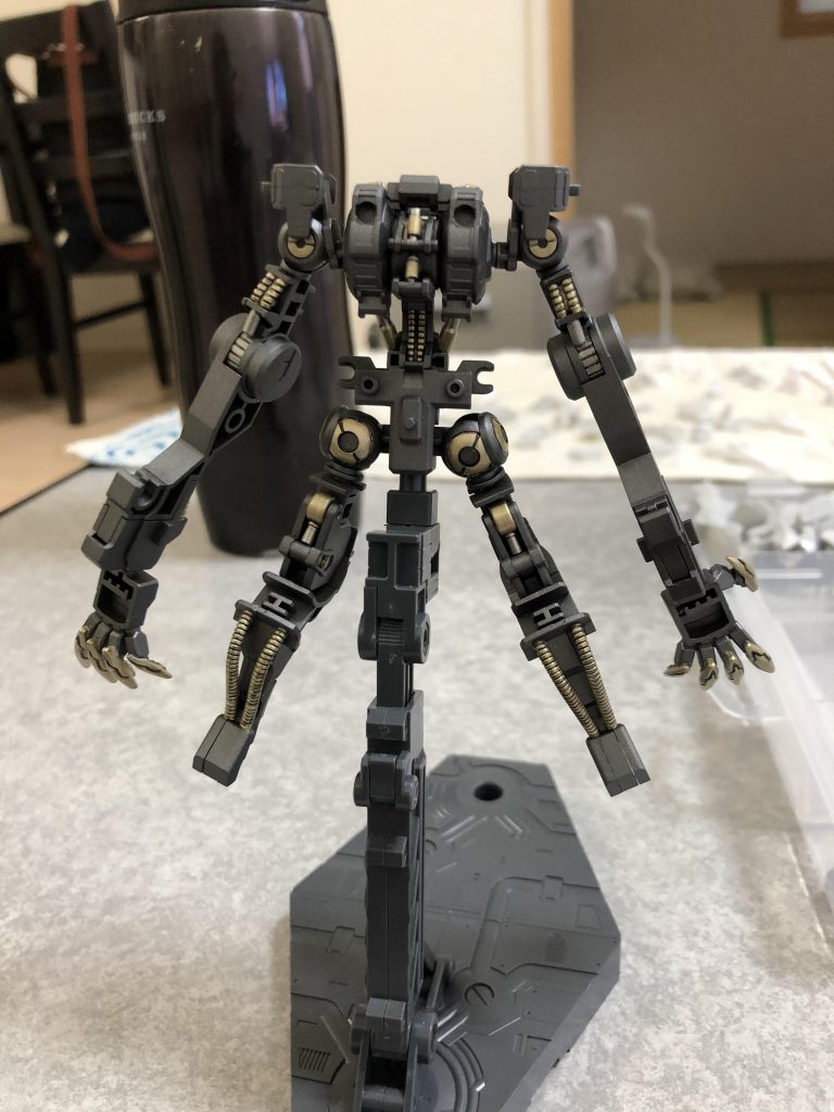内部フレーム後方RGνガンダム の為と言いつつ、ガンダム フレーム部分塗装が楽しかったです笑何よりガンメタ→金銀エナメル差し色やるだけでかなり引き締まります！ただお試しでエナメル部分塗装→アクリジョン黒墨入れ（ダクトの蛇腹？）しましたが残念な結果にorz普通にエナメル→クリアー光沢→墨入れが安パイなのかな？元々シャドー吹き予定だったので汚れた所で南無三！の心構えで助かったwww