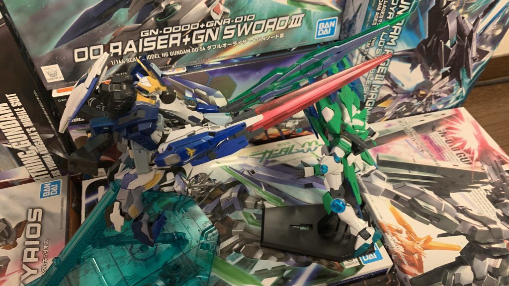 この機体の最大(近接時)火力。右のGNソードⅢはバックパックから太陽炉付きのGNシールドに付け替えて肩とシールドから一気に粒子をチャージすることが可能。左のGNソードⅤはソードビットを使い、バスターソードになります。