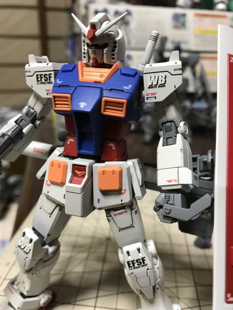 付属しているマーキングがこれまたシールで(リアリスティックシールとか言う名前でしたか?)貼るとペロペロ剥がれまくる為、市販のガンダムデカールとコーションデカールを使用してなんとなくらしく見える様に誤魔化しました。    この選定作業で結構時間がかかってたりします。