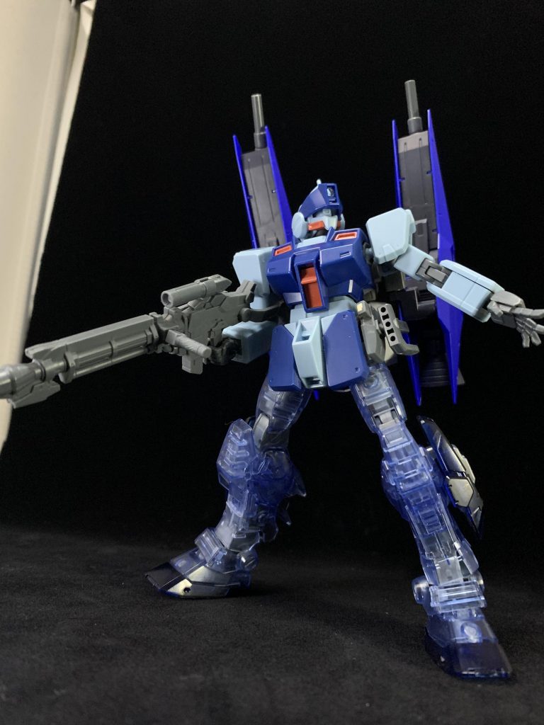 塗装前の状態脚部と腰部アーマーを変更し、ブースターにはキャノンが付きました。ブースターを開口し、キャノンの3mmピンを刺しています。