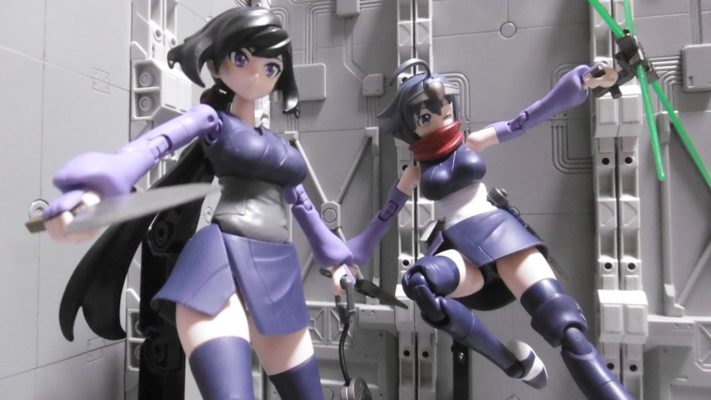 前作の『九ノ一ナミ』と。同じ「ダイバーアヤメ」を素体としながら、このナミや本来のアヤメとは全く異なる表現にしてみました。こちらでは特徴的なマスク顔も一切使っていません。また、ナミを忍者化した事によりアヤメさんの頭部が余剰になる事も無くなり、表情変更用として気軽に使えるように。投稿作品として動きも華もありませんが、敢えて平民寄りな表現もありかなと。最初は本格忍者化と並行してアヤメさんを農民化させる案もありました。流石にマニアック過ぎて没に。(ダイバーナミの究極ニッパー槍を枝切り鋏としたり、鉄血オプションセットのクワやツルハシを持たせる予定でした)くノ一の余談。歴史的に忍者が活躍した当時の女性は「姦しくて拙く、知恵も口も浅く、心変わりが激しい」とされていたようです。故に女性の忍者は適さないと判断されていたのかも?女忍者の存在は史料に記録なしと言われており、くノ一が女忍者の意味で普及したのは1960年代以降の創作物との説あり。現代の創作物において、くノ一達が敵に捕らえられ、尋問や拷問を受けて機密を白状したり寝返る描写が多いのは、もしかしたらこういった時代的な背景が反映されているのかもしれませんね。