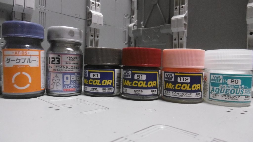 筆+爪楊枝による部分塗装です。あずき色はマフラーに。水性つや消しクリアーは、頭部とマフラーの塗装後に使ったのみで、他には一切使っていません。大部分は成型色そのままですが、KPS素材は元からマットな質感なので、つや消しせずとも違和感ありませんでした。