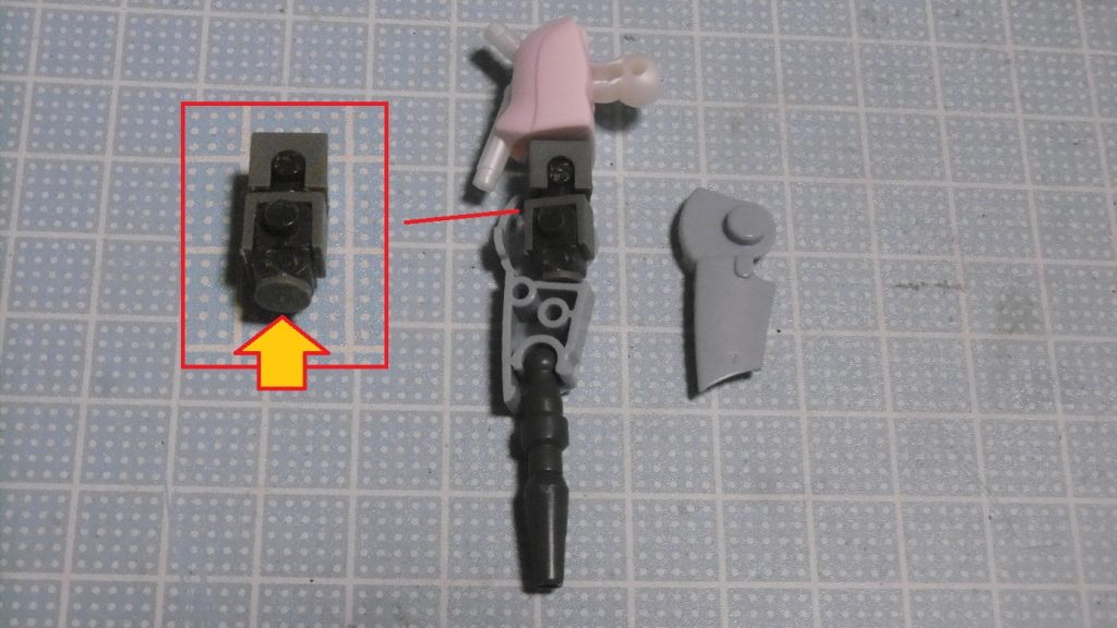 waveのPC-03と同径プラサポ2種を組み合わせて肘関節を自作し、バイアラン・カスタムの腕部に組み込んでいます。肘関節の底面を400番ヤスリで粗削りし、可動域を確保。これをしないと内部で干渉し、ほぼ肘が曲がらなくなります。こうする事で上腕部を短縮化しつつ3mm凹部接続になり、すーぱーふみなにも合わせられるように。左右の区別は無く、どちら側にも使えます。