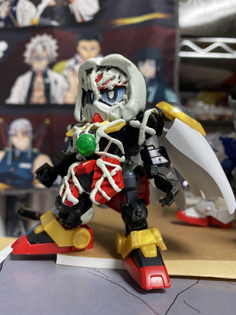 痣の表現をパテで。病に侵されてるイメージを全身にツタが這うような表現にしました。