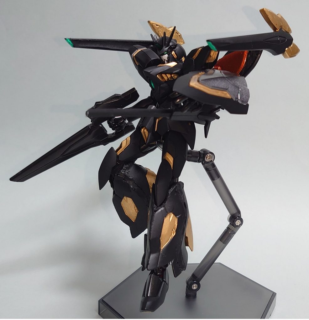・配色最後に配色です。胴体部分     :  クレオス 艶消しブラックフレーム部分  :  クレオス メタルブラック光波推進部等     :   クレオス ゴールド、クレオス GXレッドゴールドシールド表        :    タミヤ ライトガンメタルセンサー・銃口	:   ガンダムマーカー ルミナスメタグリーン全体に1500番の黒サフ→塗装→メタリック部分のみ艶出しのトップコートを拭いて、最後にガンダムマーカーで部分塗装しています。