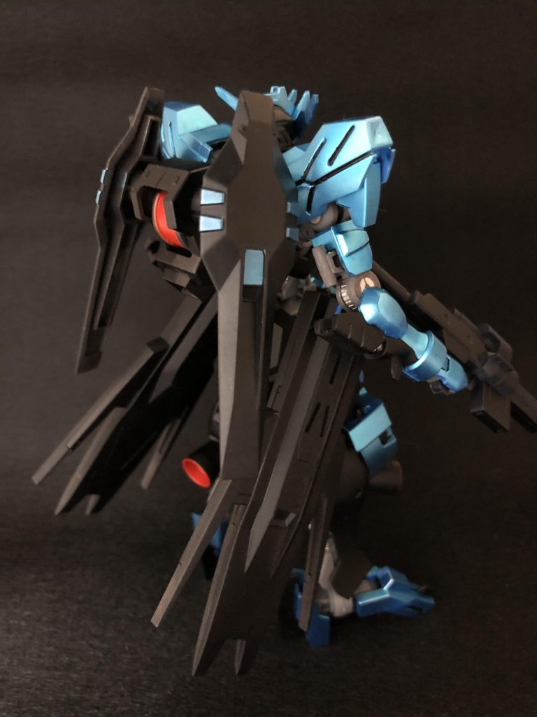 次はバックから。サイドアーマーが大きいのでかなりボリュームがあります。