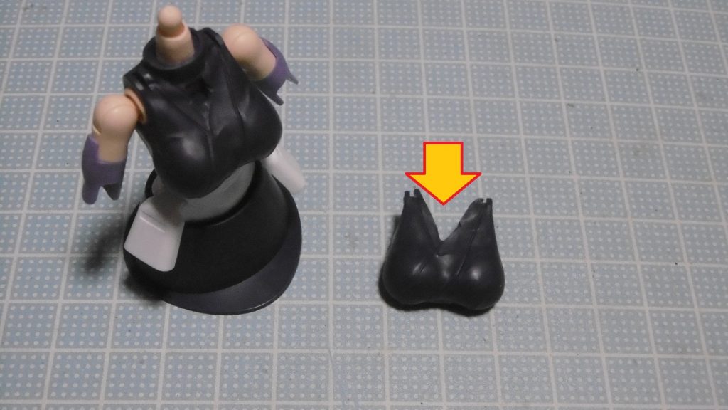 難しい話はココまでにして、一部の作業工程。上衣のマフラー接続部を落とし、V字に加工します。