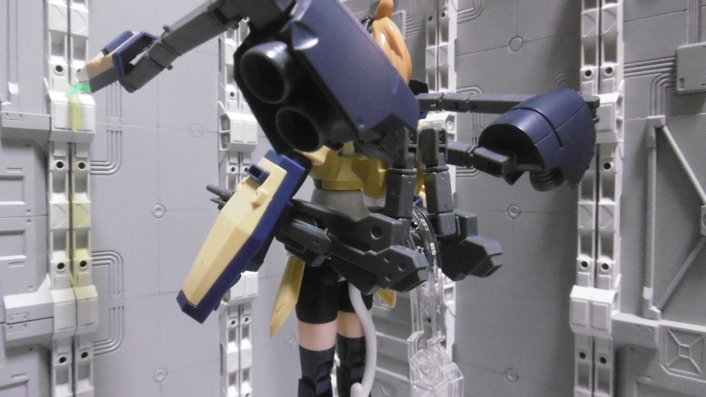 バックパックにある大型ライフルの取り付け方を工夫。F91のV.S.B.R.っぽい展開式にしました。