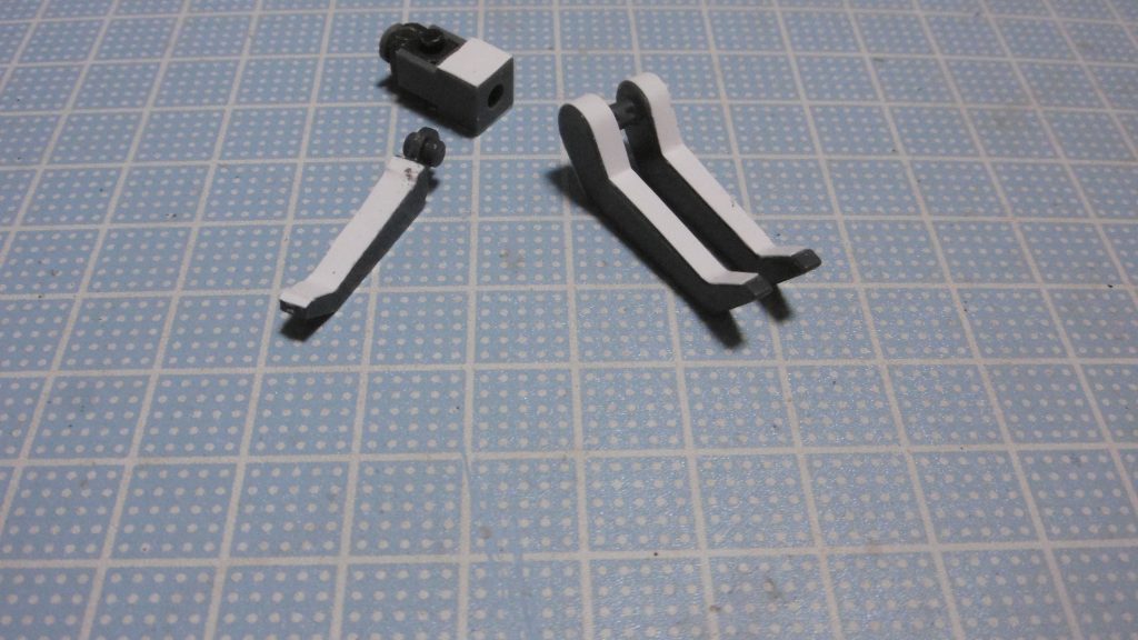 ガンプラバトル想定に伴い、普段はしない肉抜き穴埋めを一部ながら初めてやりました。クロー・アームの肉抜き面に沿って、0.2mmプラシートを巻き付けるように接着。肘関節の両側はPC軸が露出するので、そこも同様に埋めました。