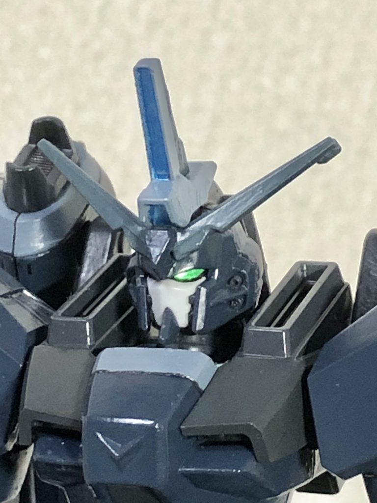 元のセイバーの頭部はどうにもイケメン顔でないので似ているインフィニットジャスティスの頭部を載せました。違和感全くないです。頬の部分はZplusみたくグレーで塗ってもよかったんですが、差し色として白いままにしました。