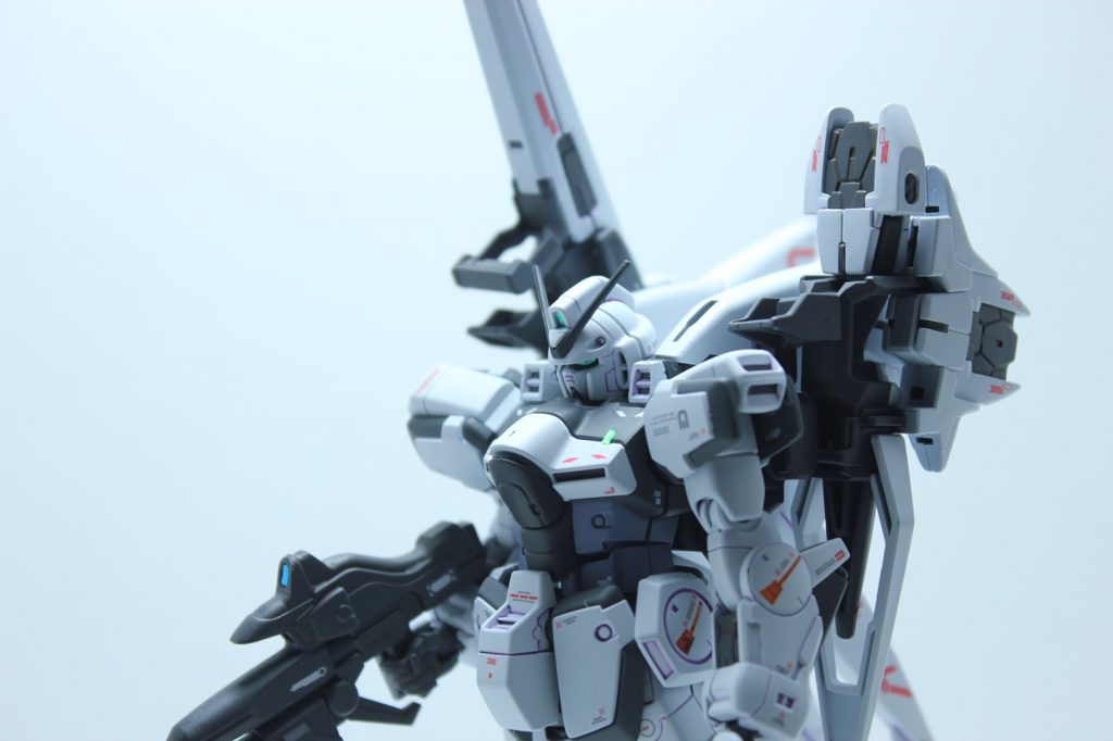 V2アサルトバスター(以下V2AB)の小説版とも言うべきこのセカンドVだが、V2ABに比べて兵器感が増し派手さが減っている。そんなセカンドVをさらにロービジリティカラーで塗装することで、アニメ本編では絶対に見ることが出来なかったらであろうメカニカルでリアリティ溢れるテイストに仕上げた。