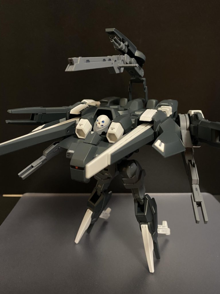 月面など低重力下、海底などでは、クローアームを脚部のように展開し、二足歩行も可能。この状態の時のみ、何故か、牛のような鳴き声で行動する… プログラミングに何かバグがあるのかもしれない。