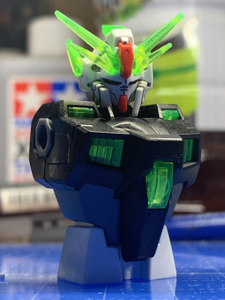 当初は頭部の赤をそのままで行く予定でしたが、統一感が無くなりそうだったのでグレーに変えました。ただ、目の下の赤のラインはそのままです。