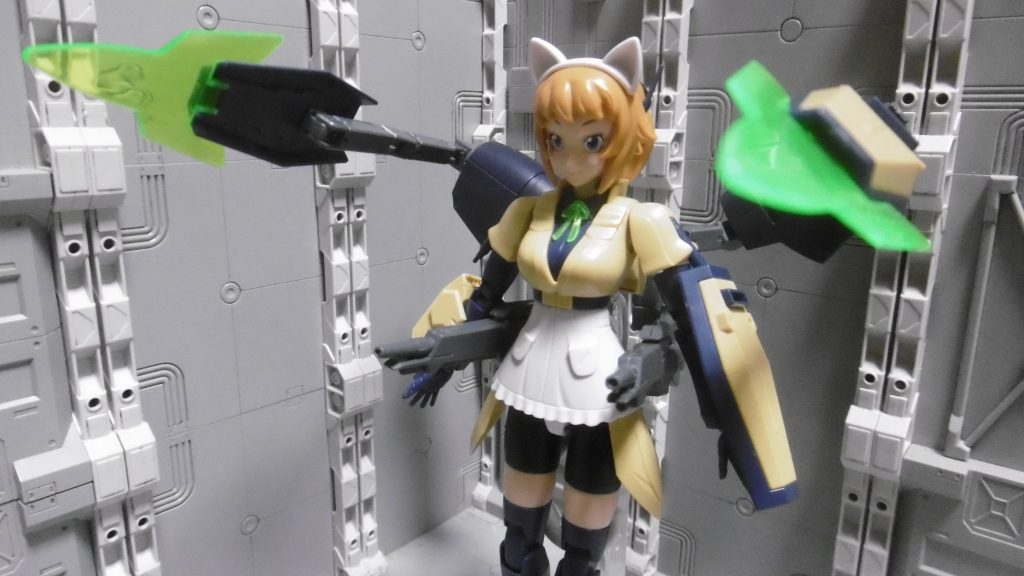 左腕の小型シールドを装備させる際に、左肩にマウントしているビームサーベルグリップが干渉するため、先端を切って若干短くしています。