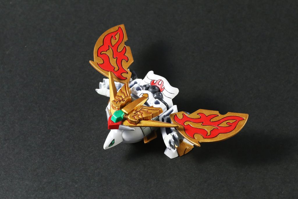 親指くらいの小さなキットなんですが、このサイズで変形ギミックがあるのも見どころ。大鳳凰形態は、八紘の光輪を二分割するという大胆アレンジ!