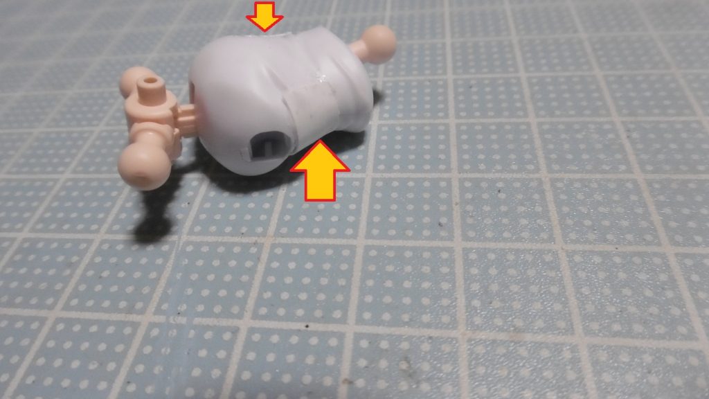 腰巻には0.2mmプラシートを巻き付けるように接着。0.2mmの厚みは出るものの、パテやプラバンを使わないならお手軽工作でお勧めです。Pカッターのような特別な道具も必要なく、ハサミで好きな形に切り取って曲げられ、PS素材なので塗装も問題ありません。ただし、2枚セットで500円前後と比べて高め(wave製の場合)プラバンの相場は忘れましたが、多分それより高いはず。