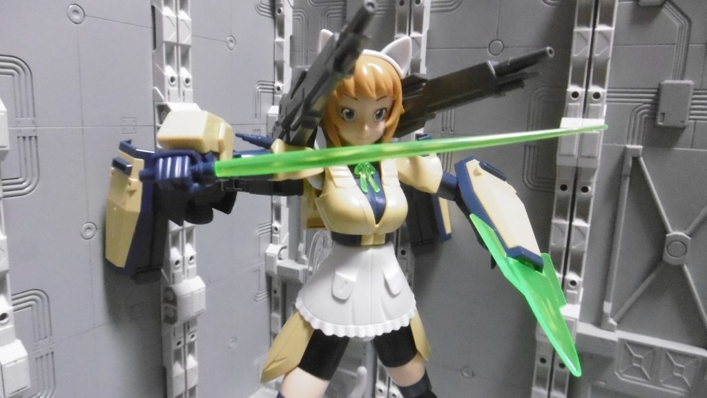 ハリソン機イメージカラーという事で、ビームサーベルエフェクトも緑に統一。「HGBF スターバーニングガンダム」から持って来ました。もちろん左腕のシールドからもビーム発振可能。