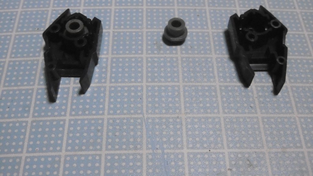 「HG Gエグゼス ジャックエッジ」のバーニアから、ボールジョイント式PCを抜き、代わりにPC-03プラサポ ① を埋め込み接着し、内部の3mm穴を延長。これにHGBC付属の拡張アーム(ビルドブースターのを使用)を接続し、それをスペーサーにして両脚に挟み込む脚部バーニアパック化。