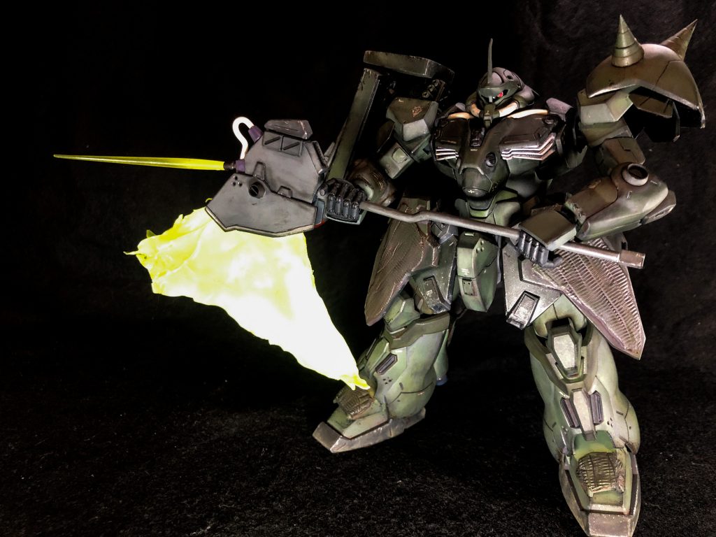 ビーム展開時。ビームはエネルギーカートリッジを使用している。通常出力で七回展開可能である。最大出力で3回のみになる。 但し、最大出力での使用はビームの収束率が悪く、斬りつけると言うより、叩きつけると言う形になる。機体のCAPシステムに依存していないため、機体の稼働には影響は与えない。