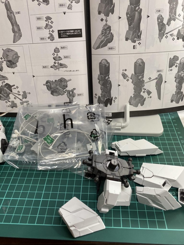 一度仮組みしてからLEDの導入です。