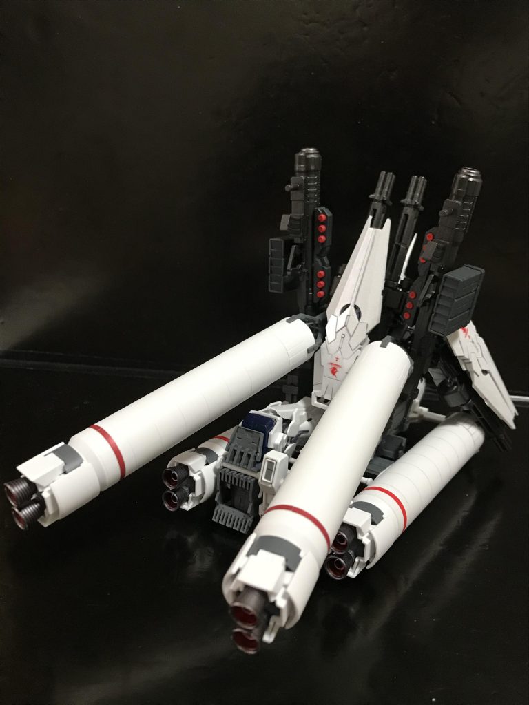 フルコーンを棒立ちで飾っておくのは寂しかったのですが、これでサマになりました。