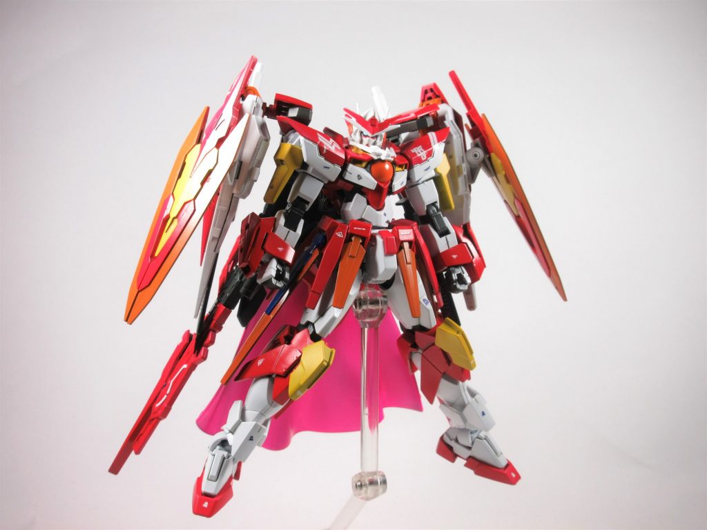 本機はダブルオークアンタをベースとした改造ガンプラで、このビルダー専用機のガンプラであるダブルオークアンタイデアルの系列機の2号機として制作された。前作のイデアルが大剣をメインとし、さらに過剰に武装が盛られた万能機であったがその高いスペックを最大限引き出すのは非常に困難であったことからより操縦者が使いやすいことを意識して作られている。その為使い手を選ぶビット系の武装は非装備にし、あくまで機体そのもののスペックに頼った戦闘スタイルであり、ある意味で機動兵器としての原点回帰を果たしている。しかし、それでもイデアル系列なだけありかなりのスペックを誇ることから使いこなすのは容易な話ではないらしい。総じてイデアルよりは幾分か扱いやすいものの高いスペックと戦闘スタイルから操縦者の腕によって性能が大きく左右される機体となった。原型機のクアンタに比べるとよりダブルオーライザーに近い見た目をしている。また武装も大幅に減っているがそれぞれ役割がはっきりと決められてる他基本的には片手で扱えるように調整されていることから他の武装と組みわせて使用したりと自由度と汎用性は極めて高い。ちなみに名前のグローリアはイタリア語で栄光を意味する