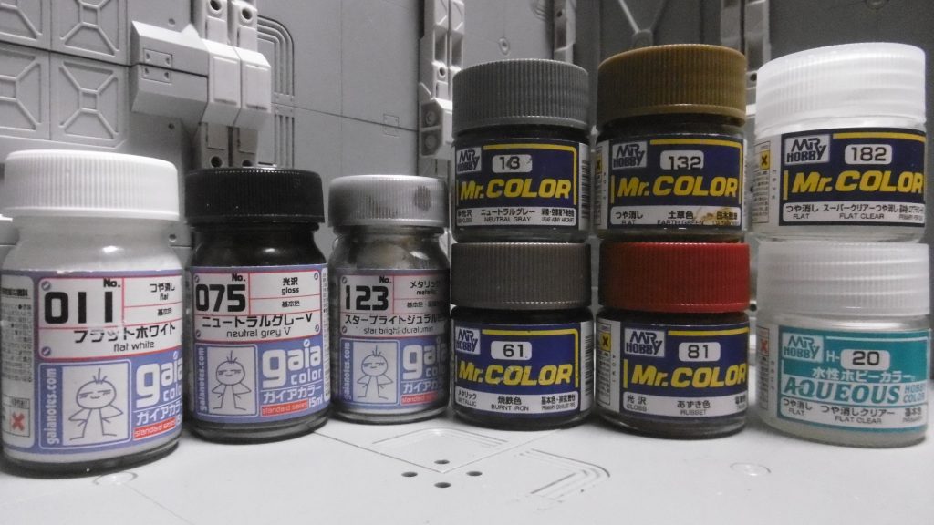 筆で部分塗装。つや消し剤もラッカー性のは成型色に、水性のは塗装後にと毎回使い分けています。もちろん全て筆塗りで、スプレーによるトップコートを最後にしたのは10年以上前かもしれません。ニュートラルグレーⅤは黒に限りなく近い灰色であり、黒色は月明かりで輪郭が照らされて不利な点から、独自の忍者表現にも使い易いのではと思われます。その割に最近使い始めたばかりなのは内緒。大好きな濃紺ばかり使っていますねぇ…