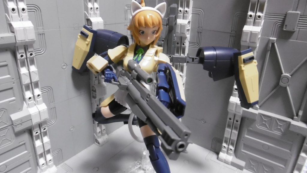 MGのハリソンF91からビームランチャーを持たせたかったのですが、この銃持ち手ではグリップを握れず(無理に持たせようとしたら白化しました)、代わりに「HGBC K9ドッグパック」のビームスナイパーライフルを。フォアグリップにも問題なく腕が届き、グリップ側にダボがあっても関係なく持てました。