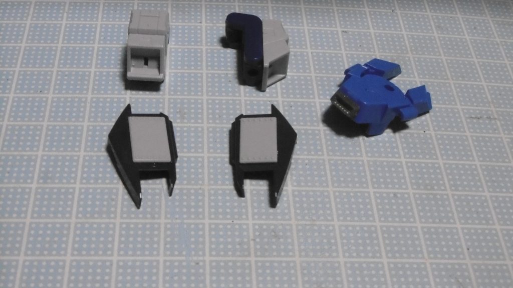 ジャックエッジのバーニアで本来PCがあった側は今回使わないため、MSパネル01で塞いでいます。「HG ティエレン宇宙指揮官型」の肩アームにMSバーニア02を接着し、可動バーニアパック化。その下方先端に先述の忍パルス刃を接続。ダブルオーダイバーのGNドライヴ基部上方に、市販のバーニアパーツを接着。両翼は外していますが塗装後に上下逆で取り付けました。