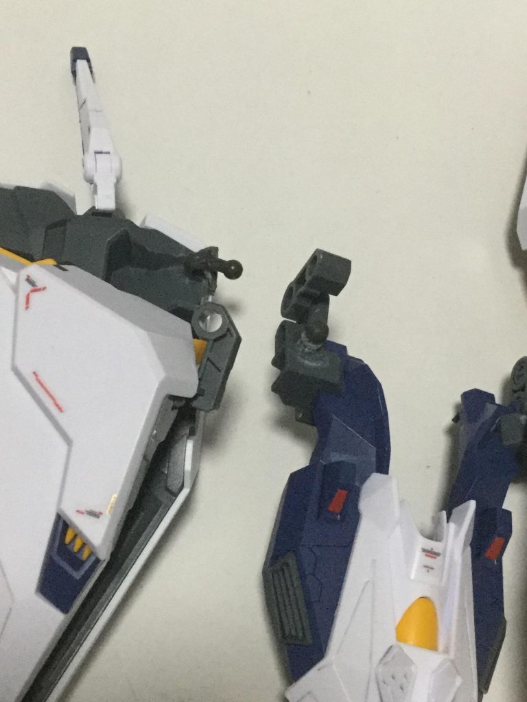 肩の可動部。細くなるので破損が怖いです。 