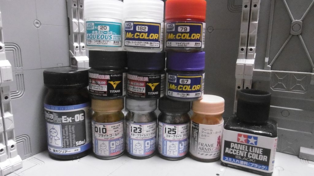 筆塗装。スーパークリアーつや消しは成型色に、水性つや消しクリアーは塗装面に、それぞれ使用。塗料の種類は豊富でも部分塗装止まりです。水転写デカールはワンポイント感覚で使用するも、全部で70~80枚は貼ったような気がします。内1~2割は転写に失敗したり撮影中に剥がれて行方不明に。大判&ラインデカールは未だに慣れません、難し過ぎる…ガンプラバトル必勝策には一般的に太陽炉搭載と思われますが、GNドライヴは付けるだけで何でも強すぎになってしまう【オーパーツ】枠でもあり、敢えて使いませんでした。バトルには勝てなくても、対戦相手に良くも悪くも印象付けるために作ったようなモノでした。この237が勝てる相手はいるのだろうか?ガンプラバトルには作品の精度や完成度が反映されるらしいので、普段しない基本工作を一部ながら取り入れてみました。今後もやるかは別として、良い経験になったかなと思います。もしフミナ先輩にコレを知られたら、存在を消されそうですね。________________________________ HGBF すーぱーふみな HGBF すーぱーふみな アクシズエンジェル HGBF すーぱーふみな ティターンズメイドVer. HGBD ガンダムダブルオーダイバー HGBF ドライオンⅢ HGBF 忍パルスガンダム HGUC ジェスタ・キャノン HGUC バイアラン・カスタム HG Gエグゼス ジャックエッジ HG ティエレン宇宙指揮官型 HG ファルシア HGBC Ez-ARMS HGBC ガンプラバトルアームアームズ HGBC パワードアームズパワーダー HGBC ビルドブースター HGBC ボールデンアームアームズ HGBC 祭ウェポン HGBC 忍パルスビームズ M.S.G プラユニット マイナスモールドⅡ TAMIYA 1.0mm プラ棒 wave 0.2mm プラ=シート wave G・タンク【ロングL】 wave NEW U・バーニア【角】S wave PC-03 wave PC-03 プラサポ ① wave PC-03 プラサポ ② ビルダーズパーツHD MSバーニア02 ビルダーズパーツHD MSパネル01 ビルダーズパーツHD MSレドーム01 プラアクト・オプション・シリーズ03:双刃 メガミデバイス アリス・ギア・アイギス 吾妻 楓【皆伝】