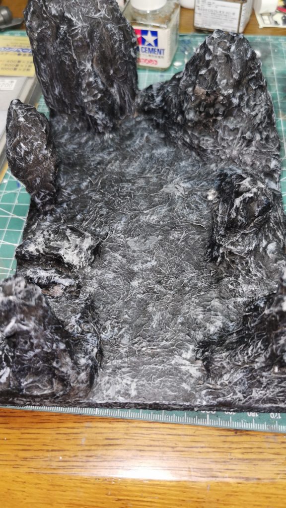 黒サフ1500をスプレーして　ネイビーブルーとサンドイエローでドライブラシして岩肌を演出しました。