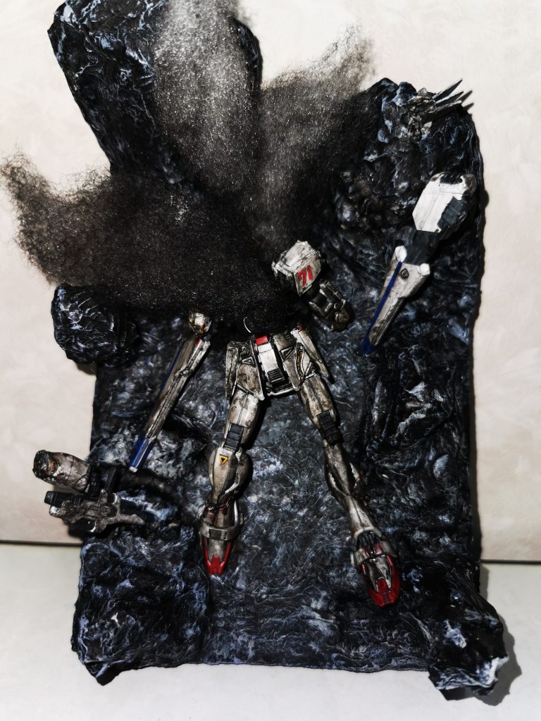 出来る限り原型を残し、大破させました。肩の切断、左脚の破損、両腕の破損、頭部・胴体の破損を半だごてとウェザリングで再現しました。