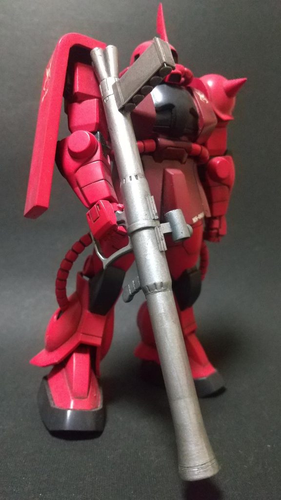 シャアザクと言えばバズーカ、って事でHGUCザクの物を拝借(ストックが10本くらいありますw)、ディテールアップと弾倉をジャンクとプラ板で製作