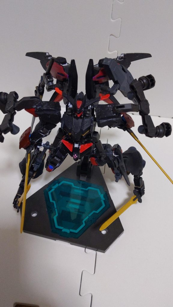 阿頼耶識に特化させたダークレクイエムにダークリベリオンの全装備を追加した決戦仕様、それがアークリベリオンです。ヤタガラスから引き継いだ大型対艦刀「アマテラス・偽」と長距離ビーム砲、ヴェスバーであらゆる距離に対応可能、さらに阿頼耶識の反応速度、ヴォアチュールリュミエールと光の翼による高い攻撃力と機動力で悪魔的な戦闘能力を発揮します。