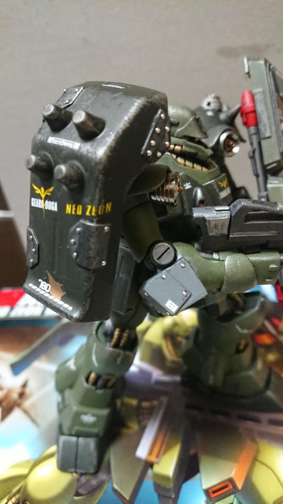 肘とシールドは補修されてるイメージで。鋲はラインストーンで表現