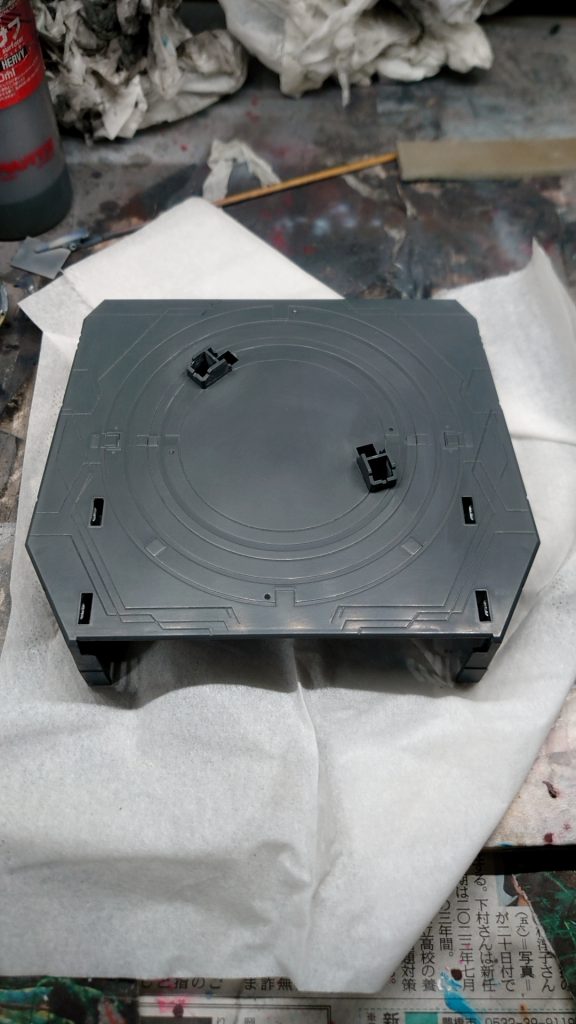 味気ない土台なので塗装に入りますマスキングテープを切り出して塗装開始です