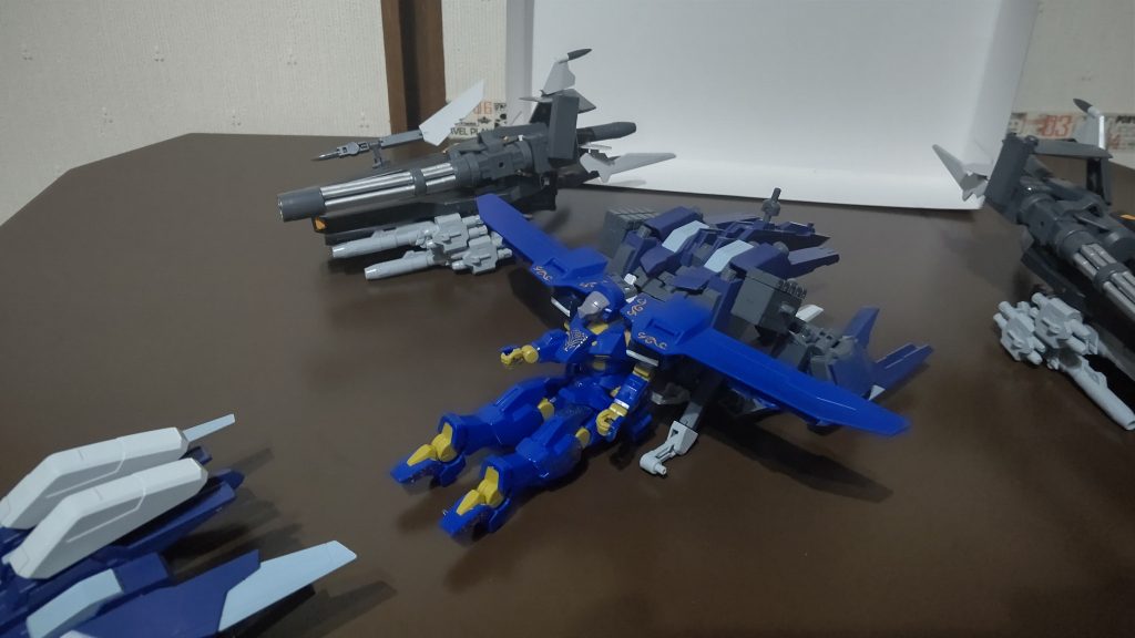 盛りたい病を発症しウェポンキットをこれでもかと、くっつけて行きます。この時、予算、バランス、仕上がり等は一切考えない様にすると好ましいです。