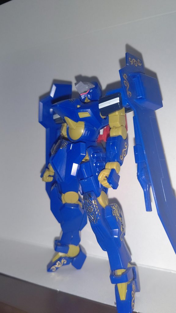 本体であるモンテーロ発売当時、その格好良さに惚れて組み立てました。腰アーマーのミサイルが全て個別で成型されていたり、肩のウィングの可動構造等、非常に良くできたキットです。残念なのが肩パーツ。１色での成型で色分けがシール再現な事。貼るのも塗装するのもやりづらい箇所である為、物悲しくなりました。各所にあるエンブレムは女性用のネイルシールです。当時、意外と種類が少なく、パターンも乏しかった為、探すのに苦労しました。