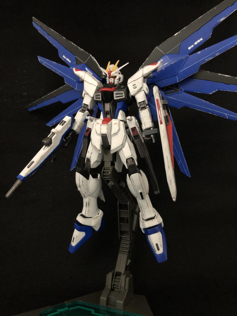 翼を広げたやつ。翼広げただけでも迫力が違いますね。