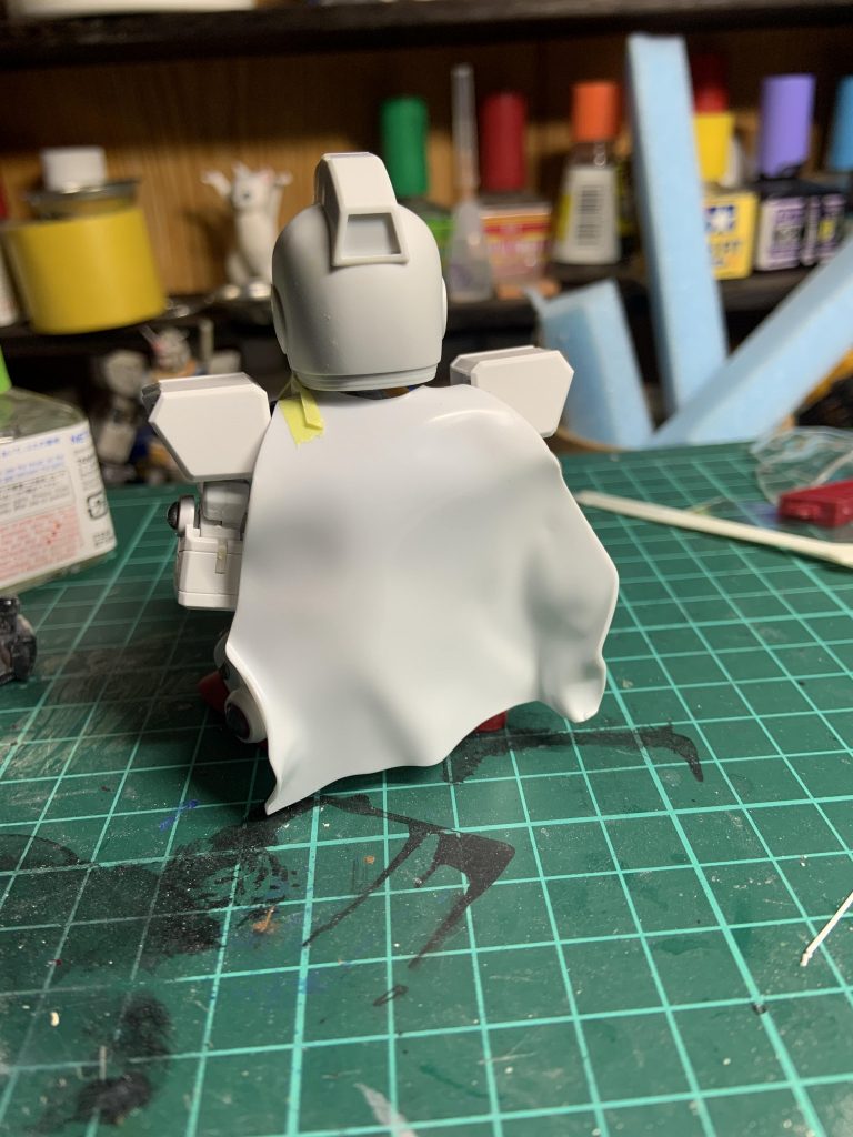 マントはプラ板で自作しました。