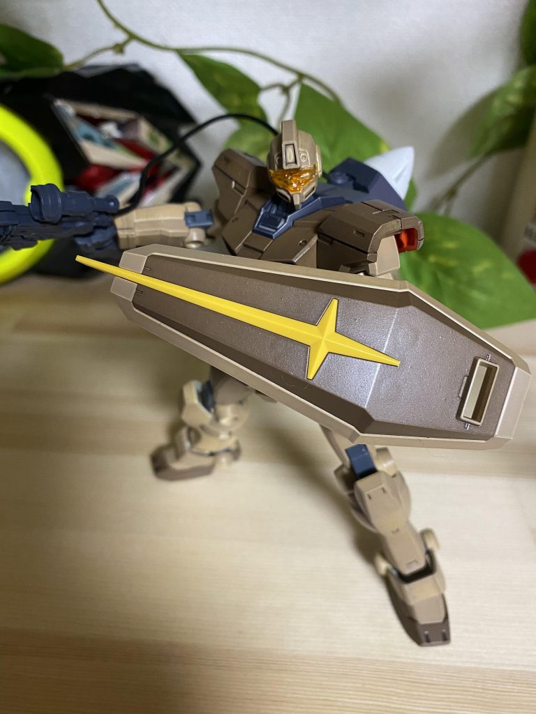 シールドの色味が気に入ってる汚しを入れるかは今後考える(っ ॑꒳ ॑c)あ、背中になんか見える.....