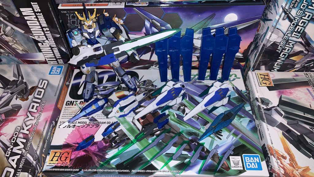 左上から順に。①GNソードⅢ。この機体のメイン武器。腕に直接武装されている。機体内部から直接GN粒子をチャージしている。腕に付ける盾により性能が変わる。②GNホルスタービット(GNライフルビットⅡ)。個人的には、予備の武装としての扱い。ホルスターの方は盾としての役割も担っている。ライフルビットは予備の武装なので仲間の期待にも貸したりする。③GNシールド。(太陽炉)を搭載しており主にバックパックに携行。ソードビットへの粒子と推進力としての役割が大きい。ライザーソードを使う際は右腕に移動する。④GNアブソーブシールド(GNバルカン)。開閉式になっており、開くと粒子吸収口が出る。吸収した粒子はコンデンサーやGNソードⅢへ送られる。ライザーソード使用時は、バックパックへ移動。G⑤GNライザービット(ソードビット)。オーライザーのパーツをビットとして改良。中に大型GNコンデンサーを積つでおり更にGNフィールドを使うことができる。機体に接続時は肩の太陽炉からそのまま粒子を使う。ビットなので仲間の元へ飛ばして仲間ところにGNフィールドを貼ることが出来る。ソードビットにはクラビカルアンテナとしての役割も残っており、仲間へのGNフィールドを貼る際にはライザービットに付ける必要がある。⑥GNビームシールドビット。通常足の甲に装備されている。必要に応じてビットとして飛ばしたり、腕で装備することも可能。⑦GNソードⅤ。クアンタの武器そのままです。⑧GNソードビット。クアンタの武器そのままです。⑨GNシールド(キュリオス)。キュリオスのシールド。主に接近戦で使用する。⑩GNビームサーベル。セブンシールド①GNアブソーブシールド②GNシールド(キュリオス)③GNシールド(クアンタ)④GNライザービット⑤GNホルスタービット⑥GNビームシールドビット⑦GNフィールドその他。①太陽炉。肩の2つとGNシールドに1つの計3つ。主に肩2つがメイン。シールドのは攻撃の際に使用される。②TRANS-AM。太陽炉が3つあり不安定なため、ライザービットを装備した状態でないと使えない。クラビカルアンテナアンテナは、頭、胸、ビットにある。機体が持たないため出力は抑えられている。③Ex-TRANS-AM(エクストランザム)。リミッターを解除した状態でのTRANS-AM。自壊覚悟の特攻モード。④【ネタ枠】それっぽく可変できる。クアンタ的なことも大体できる。